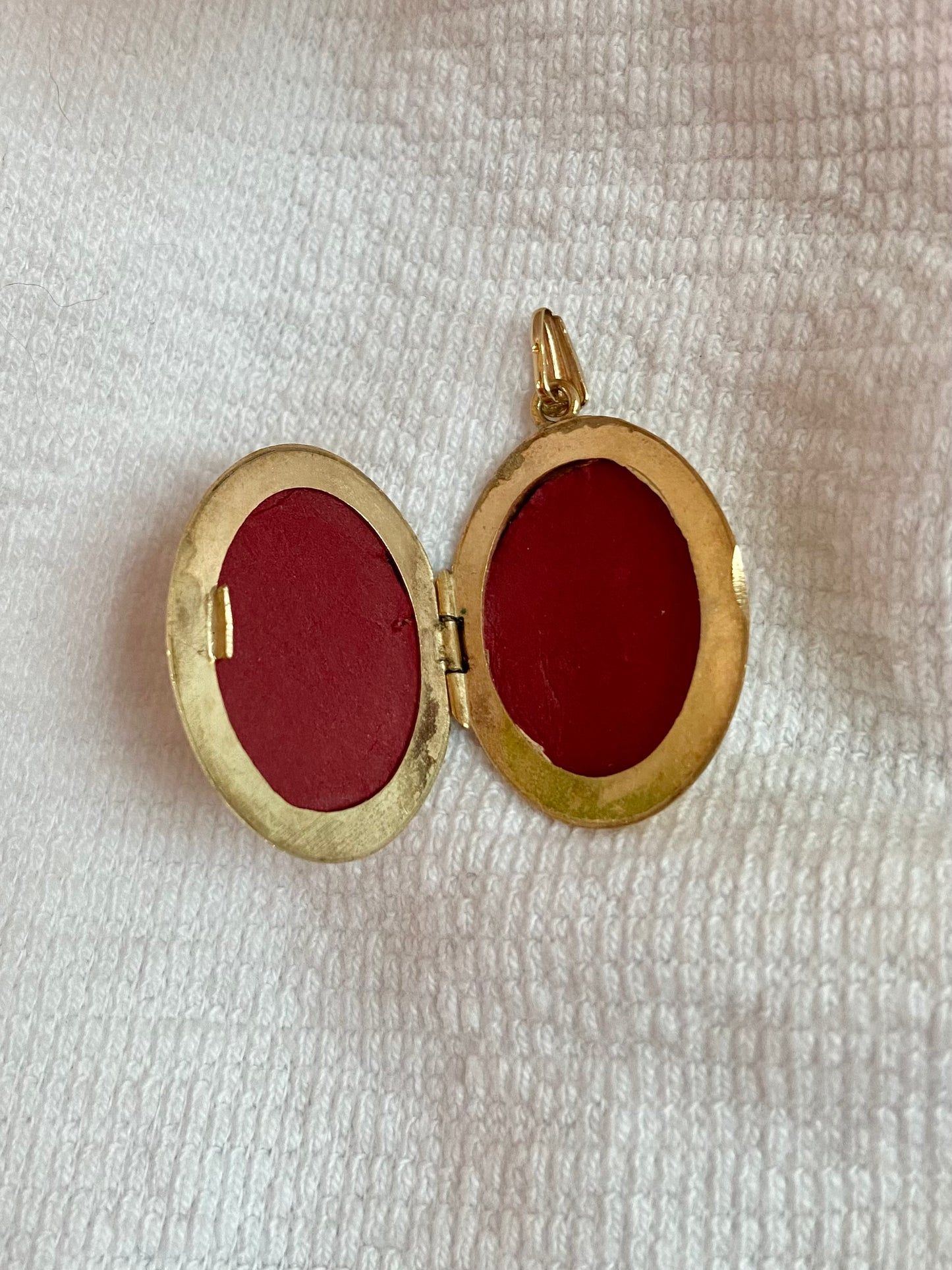 Vintage 9ct Gold Patterned Locket