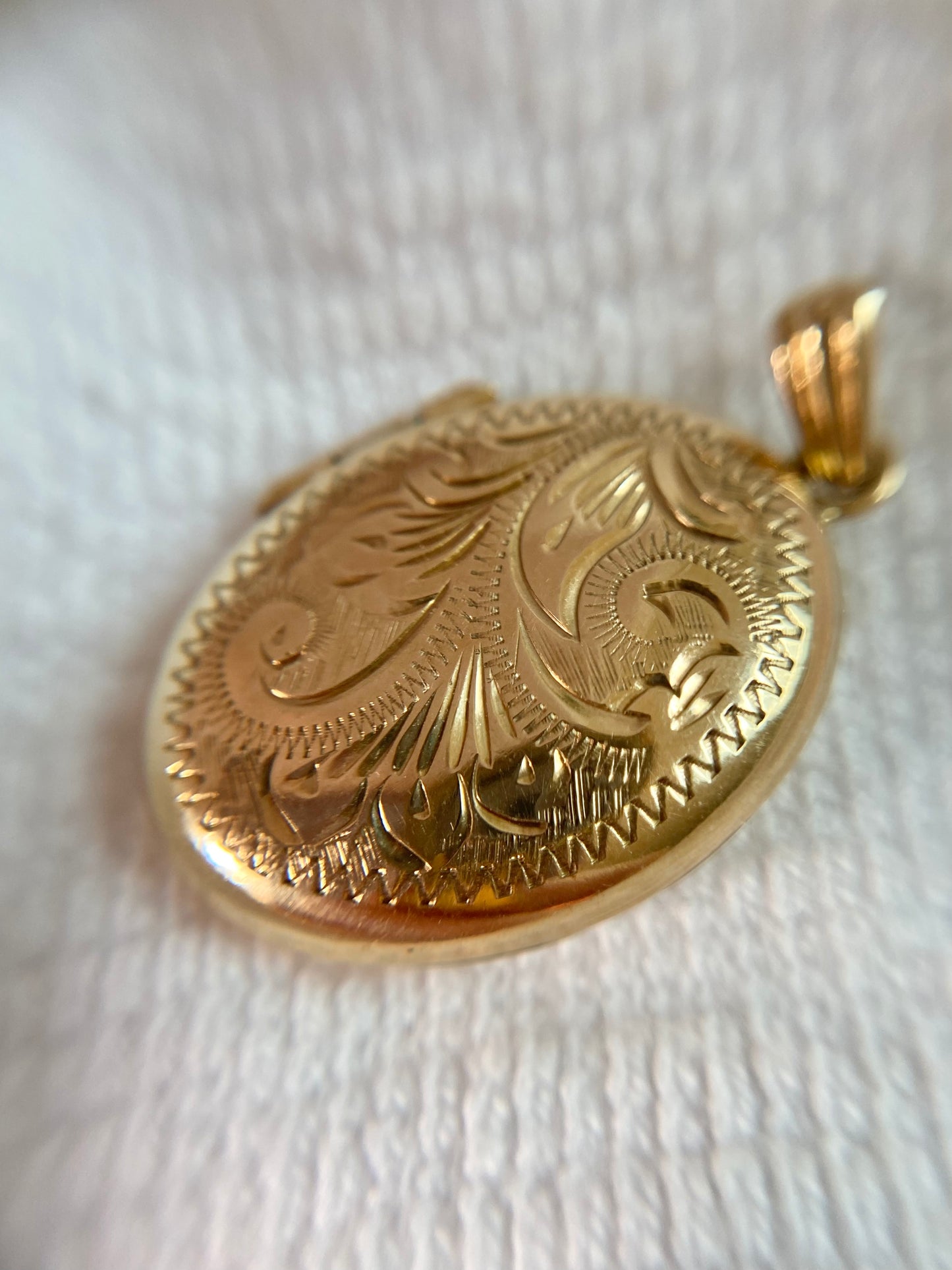 Vintage 9ct Gold Patterned Locket