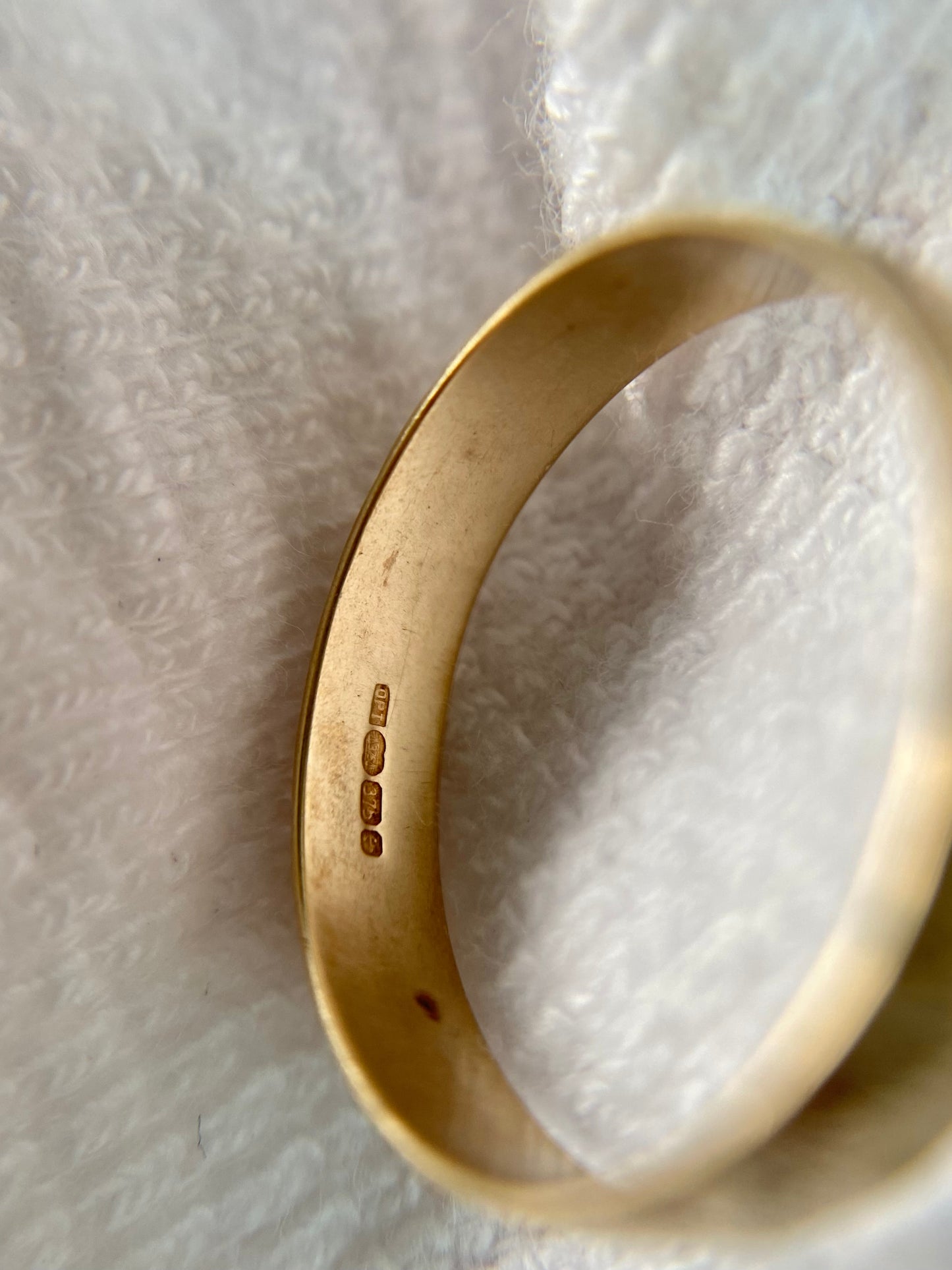 Vintage 9ct Gold Dainty Starry Band