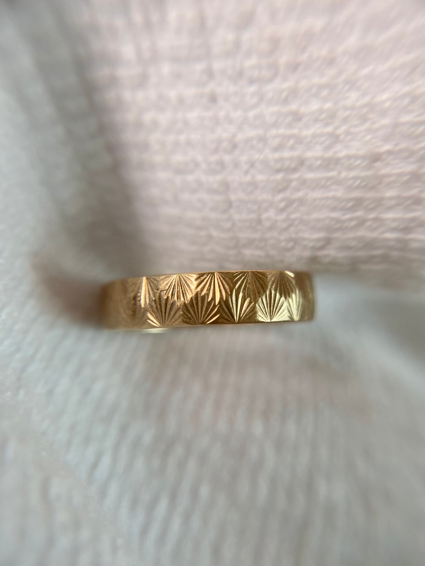 Vintage 9ct Gold Dainty Starry Band