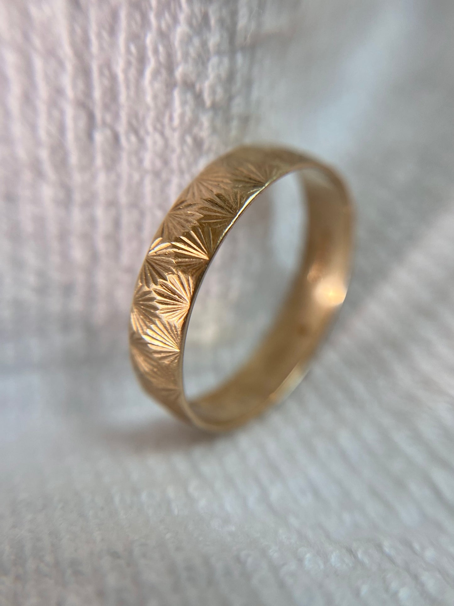 Vintage 9ct Gold Dainty Starry Band