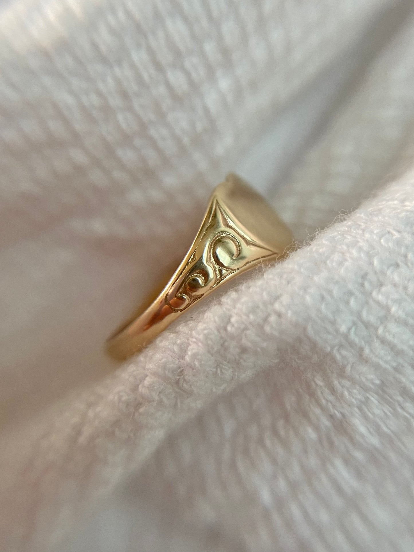 Vintage 9ct Gold Engraved Heart Pinky Ring