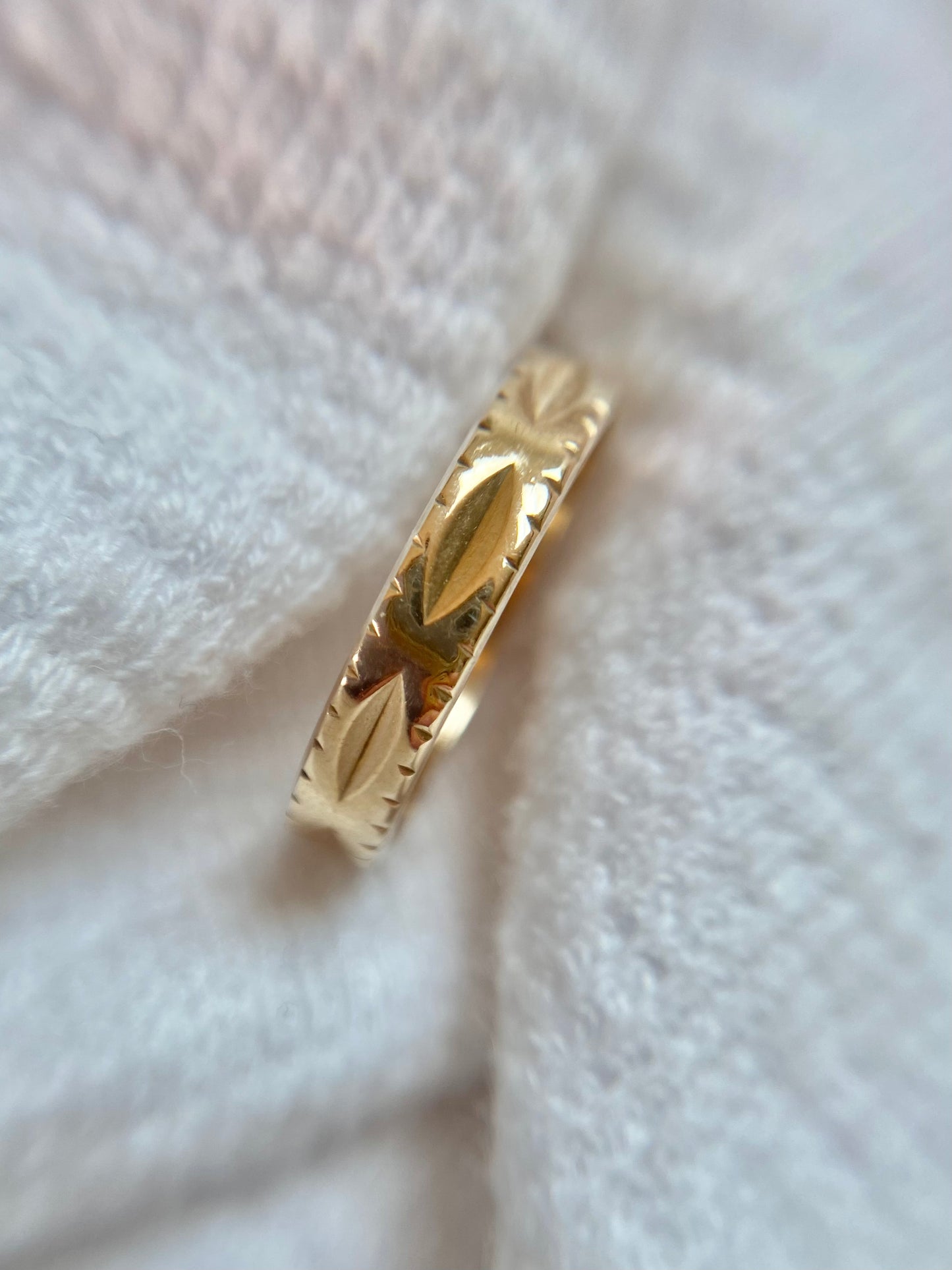 Vintage 9ct Gold Patterned Band