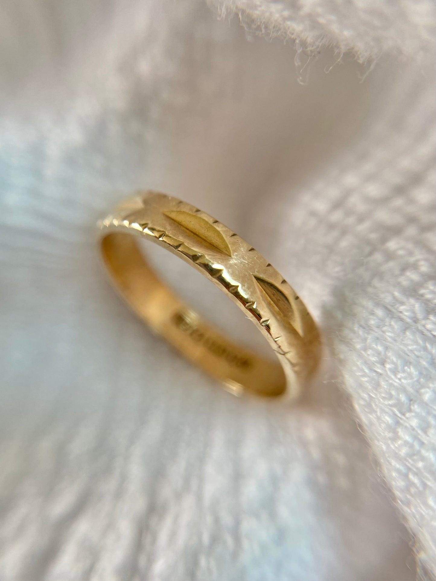 Vintage 9ct Gold Patterned Band