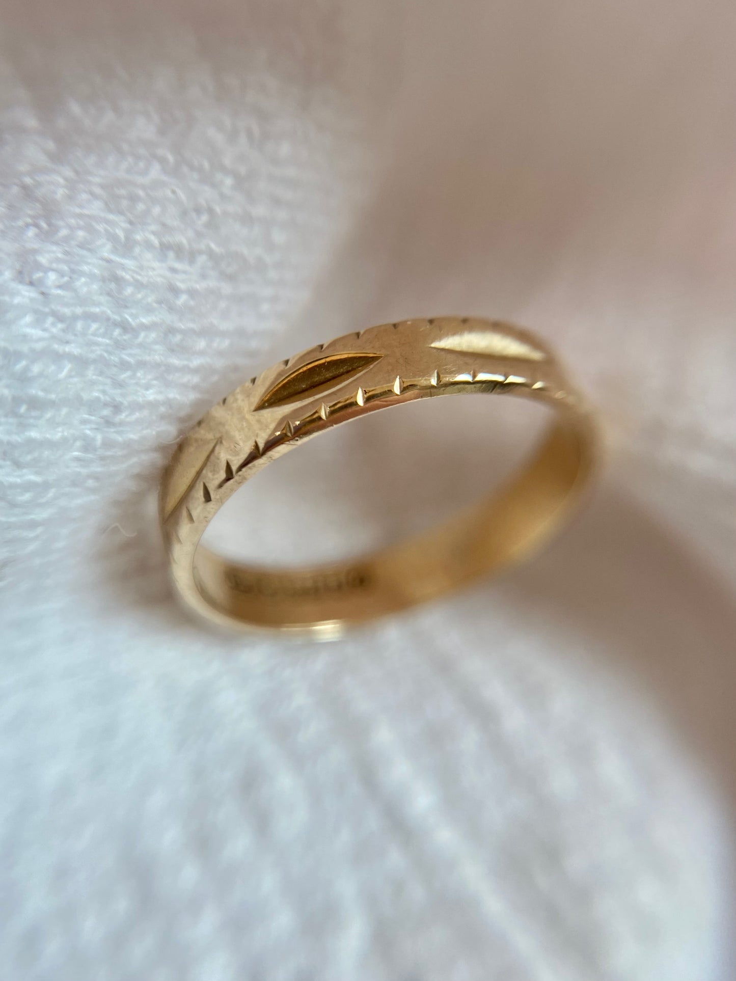 Vintage 9ct Gold Patterned Band