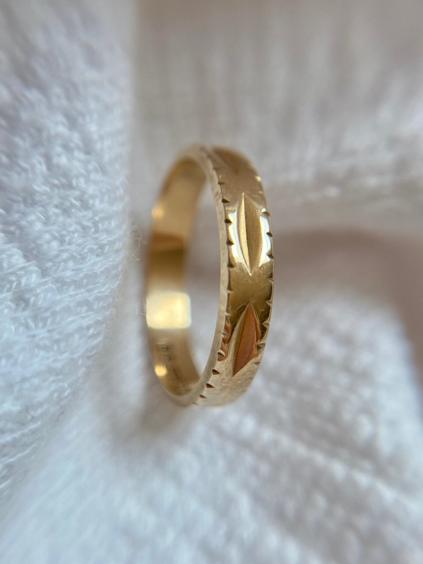 Vintage 9ct Gold Patterned Band