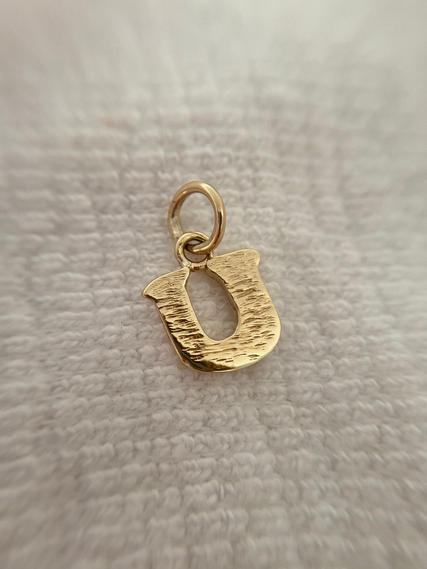Preloved 9ct Gold Letter U Pendant
