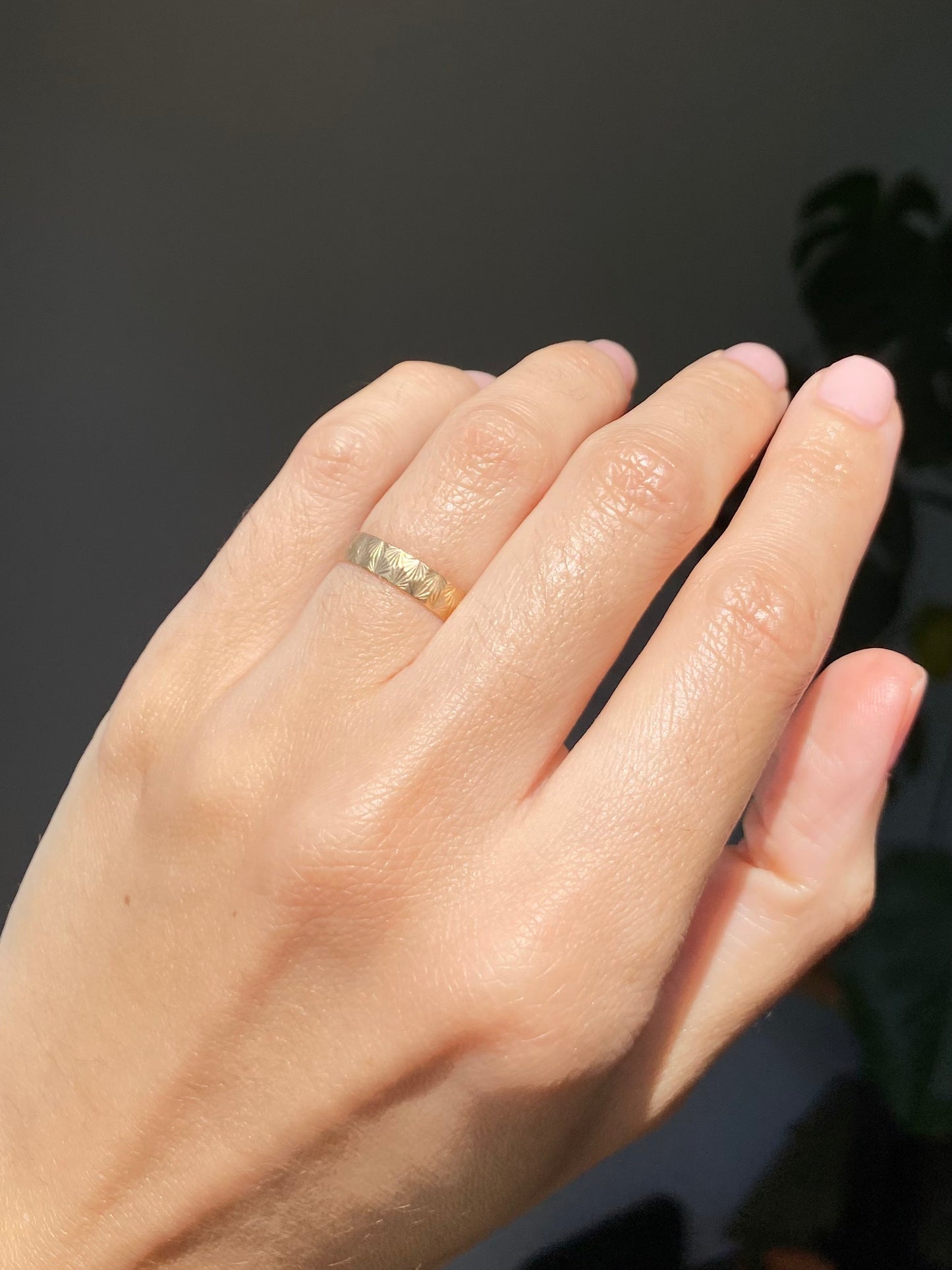 Vintage 9ct Gold Dainty Starry Band