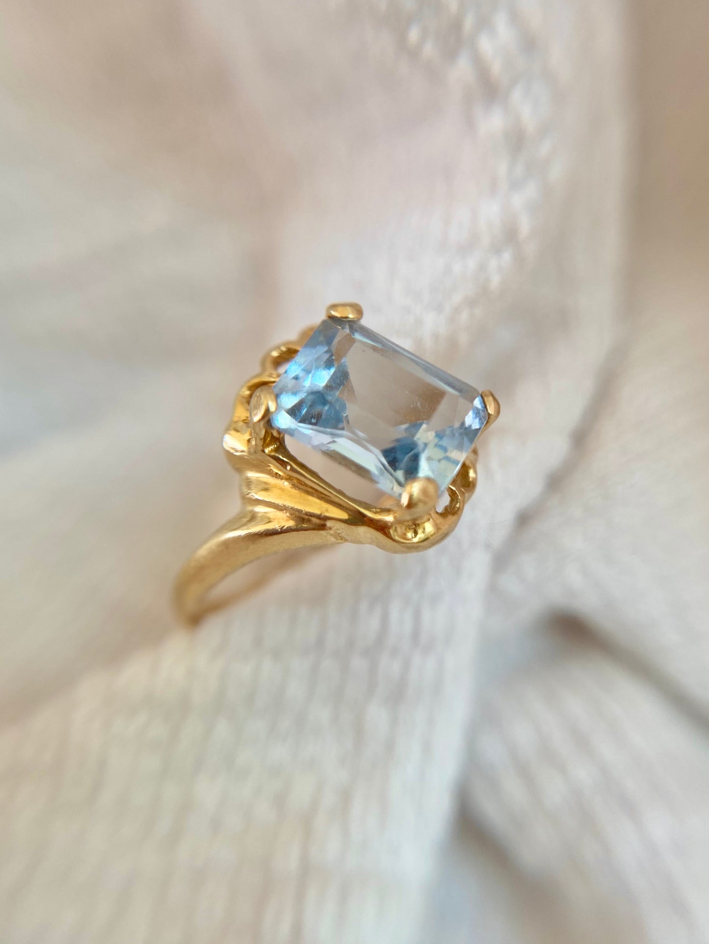 Preloved 14k Gold Aquamarine Solitaire Ring
