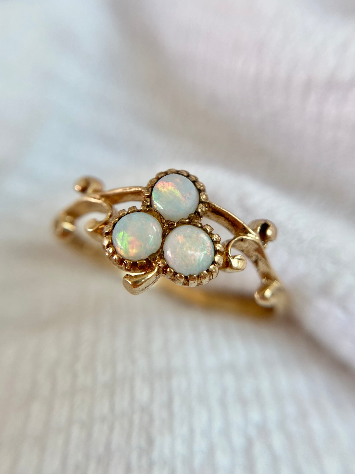 Vintage 9ct Gold Opal Clover Ring
