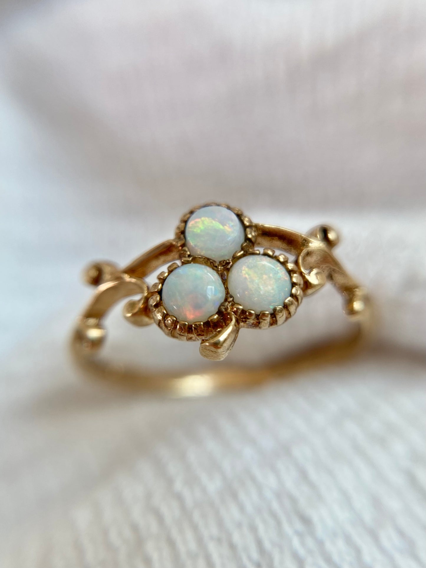 Vintage 9ct Gold Opal Clover Ring