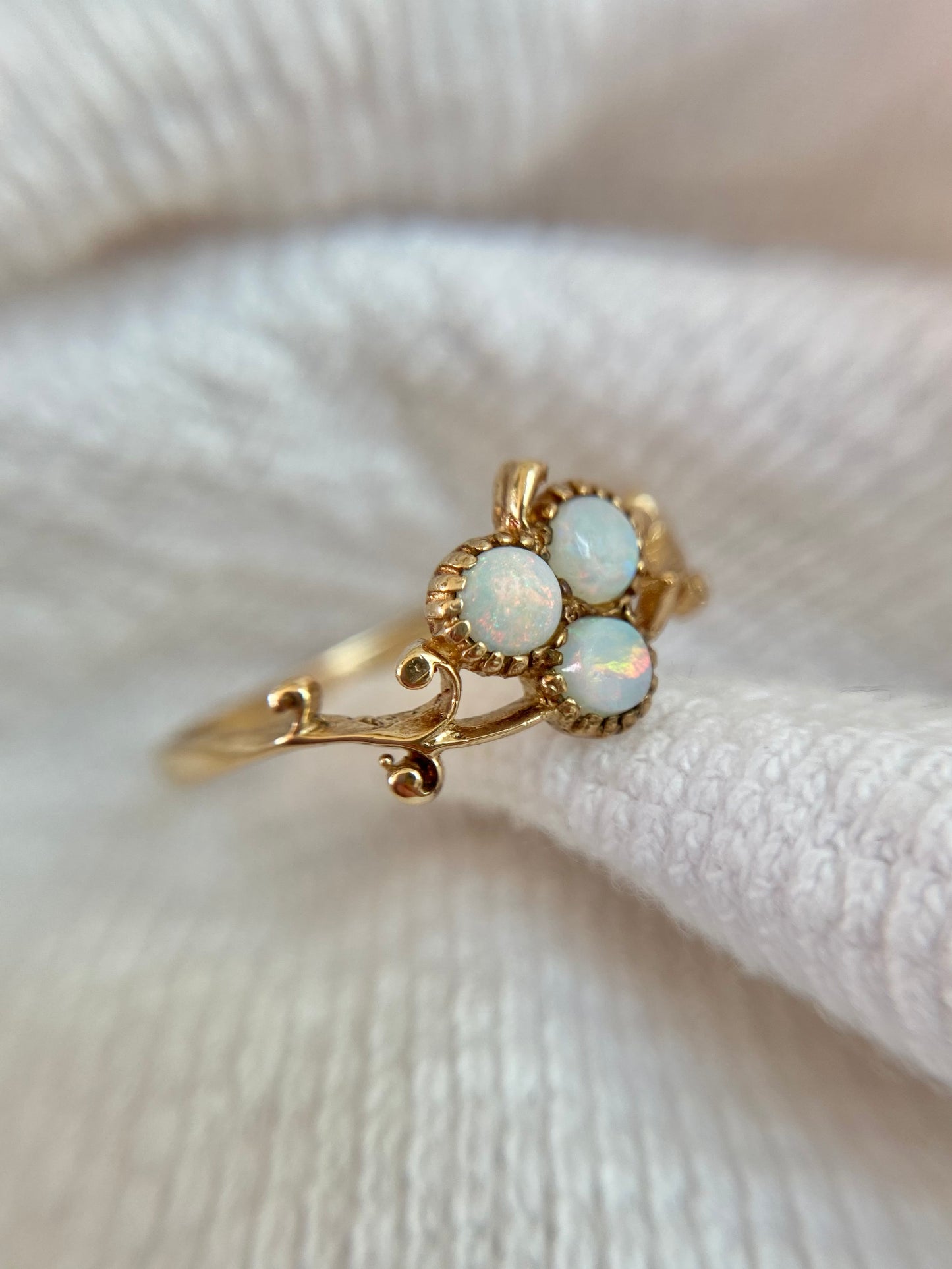 Vintage 9ct Gold Opal Clover Ring