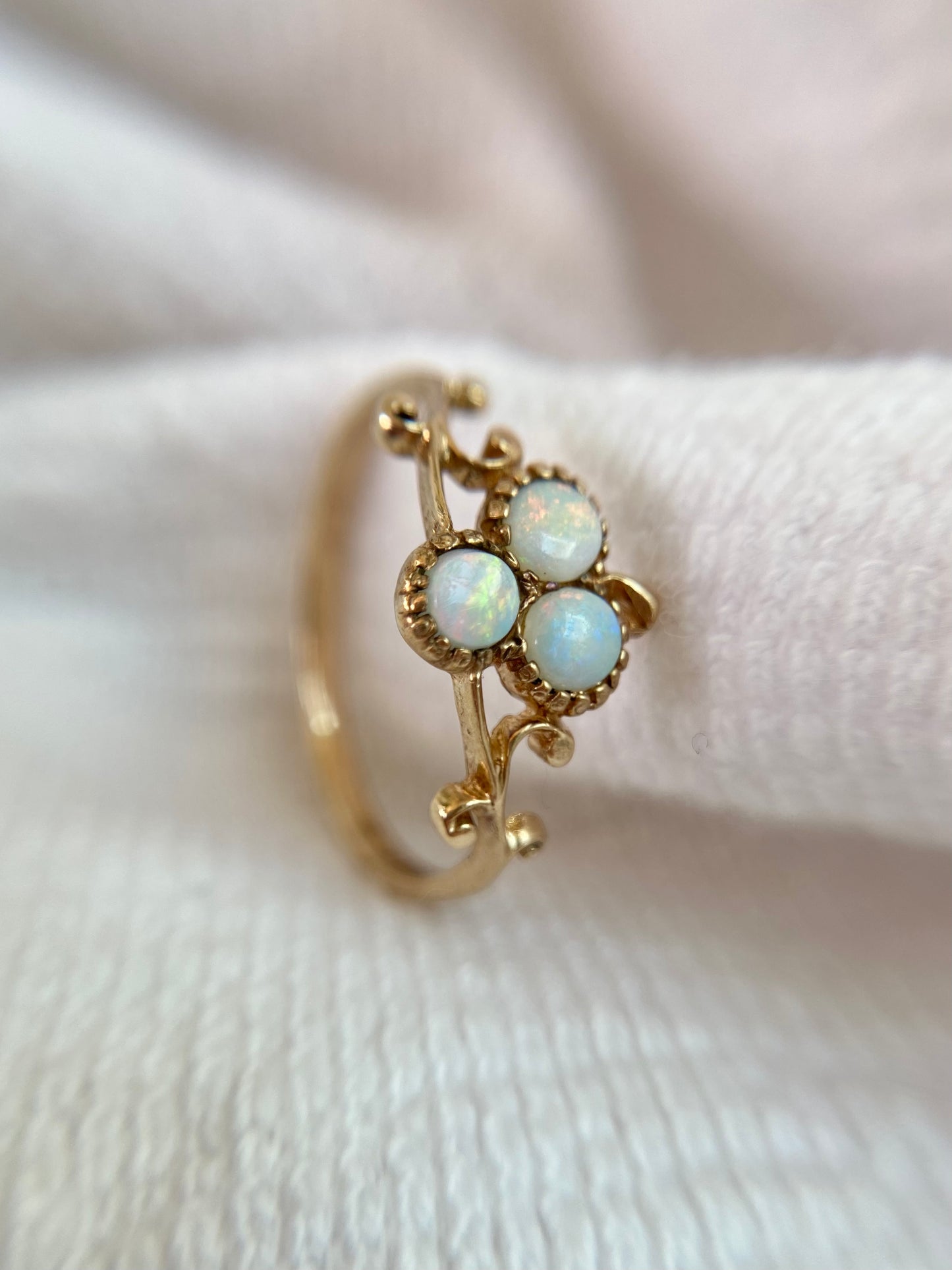 Vintage 9ct Gold Opal Clover Ring