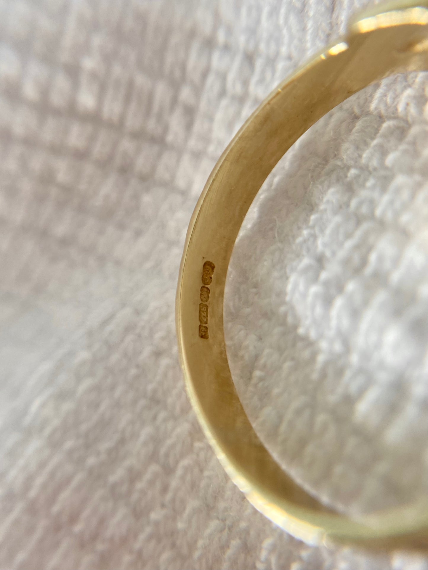 Vintage 9ct Gold Square Patterned Buckle Ring
