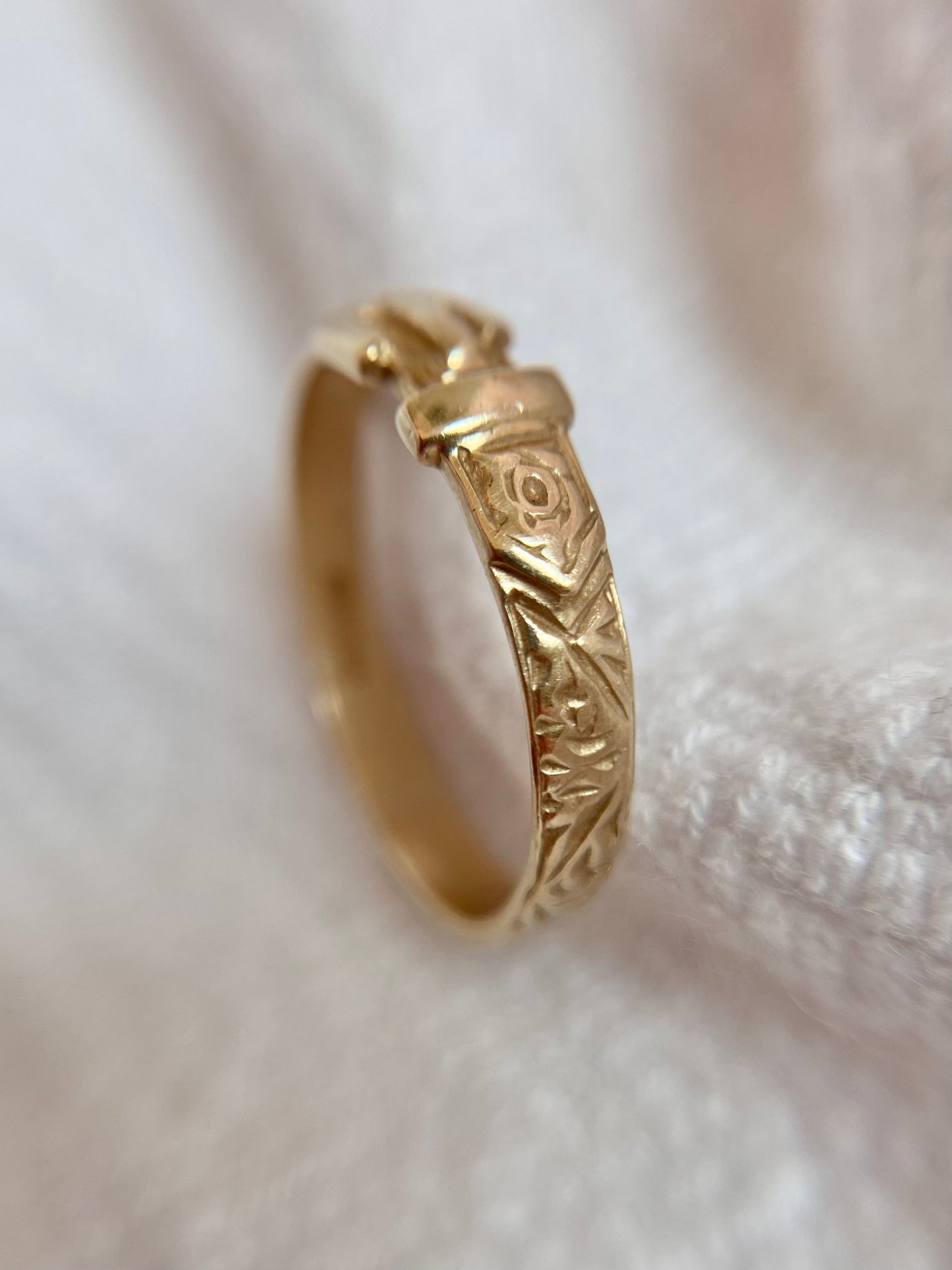 Vintage 9ct Gold Square Patterned Buckle Ring