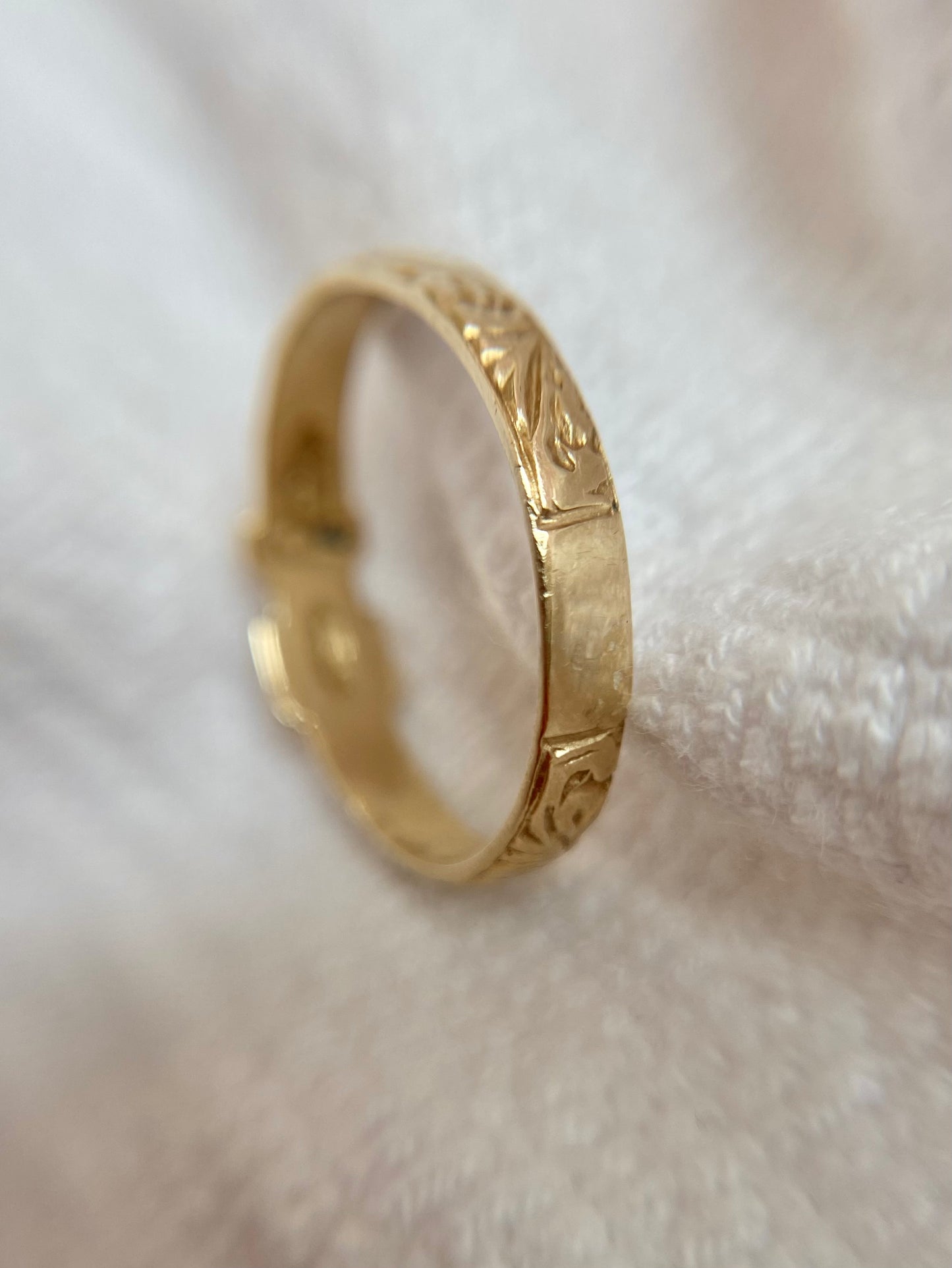 Vintage 9ct Gold Square Patterned Buckle Ring