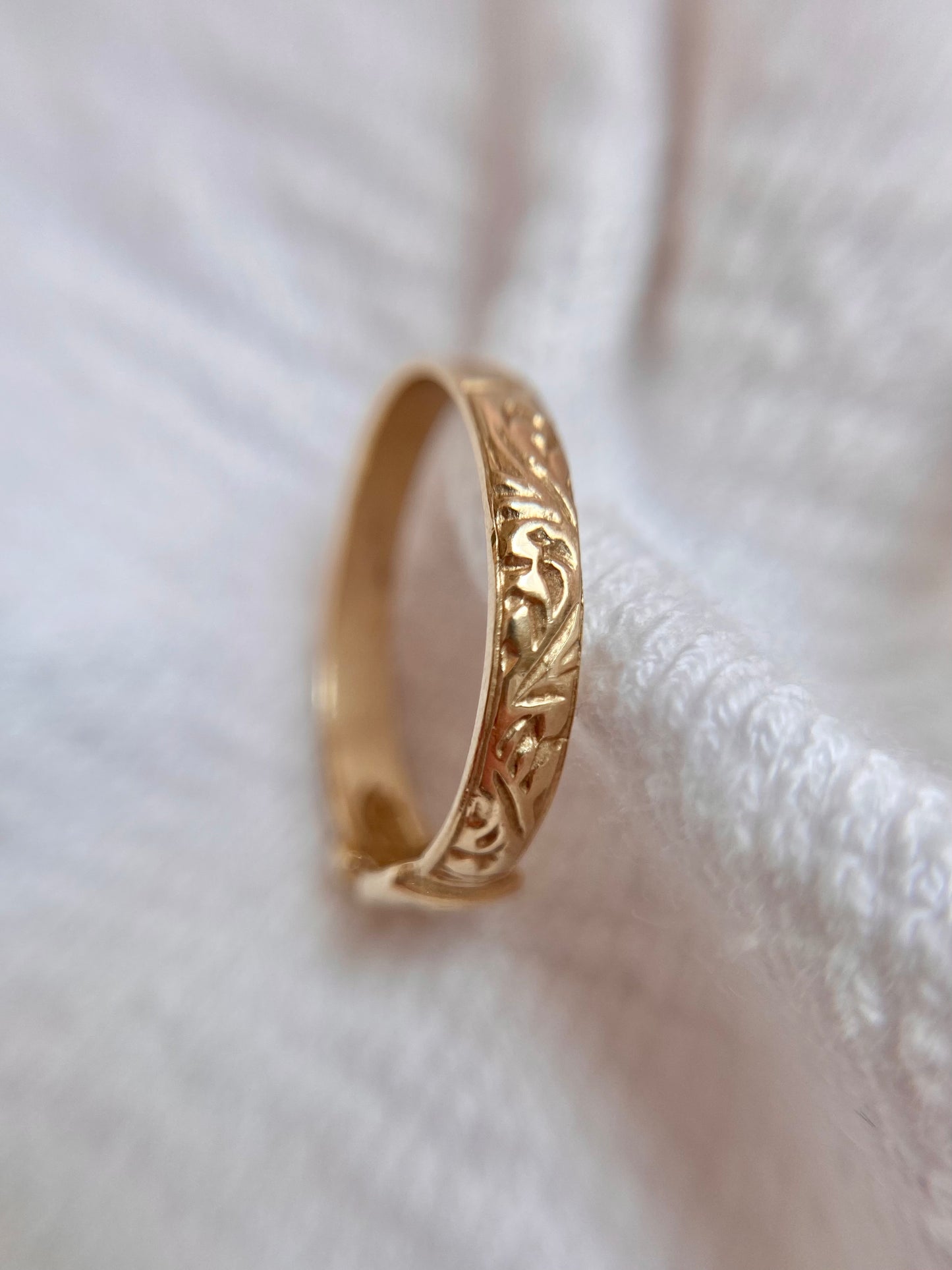 Vintage 9ct Gold Square Patterned Buckle Ring