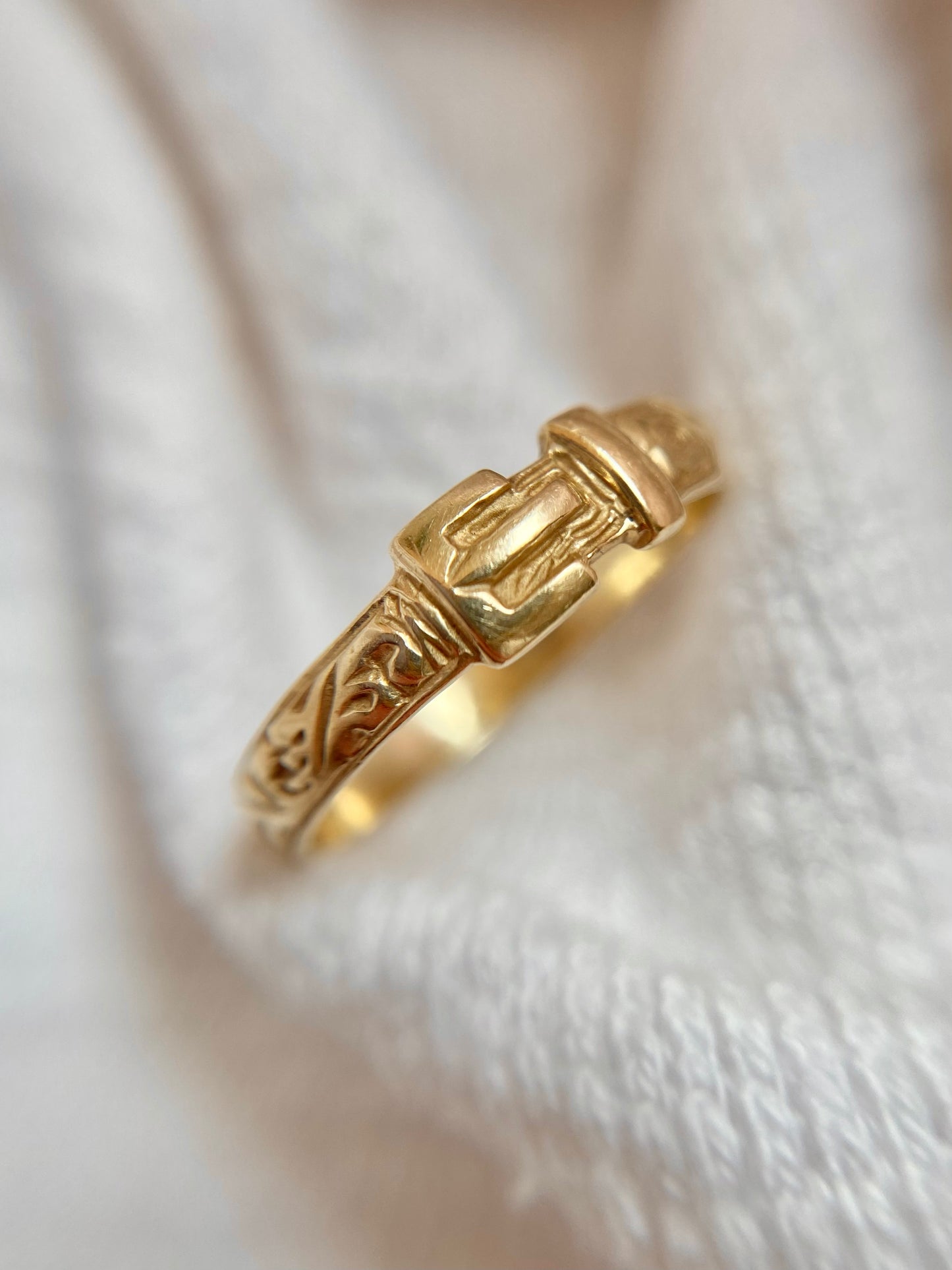 Vintage 9ct Gold Square Patterned Buckle Ring