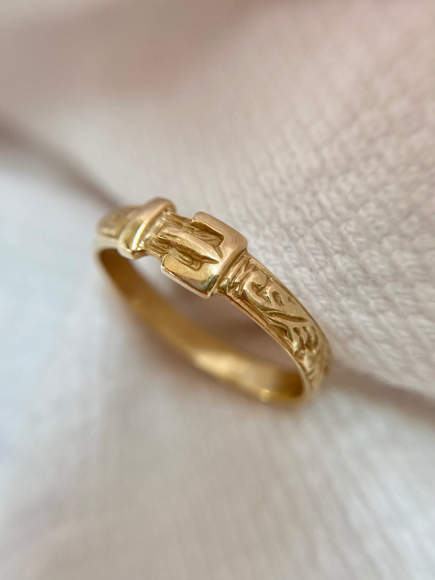 Vintage 9ct Gold Square Patterned Buckle Ring