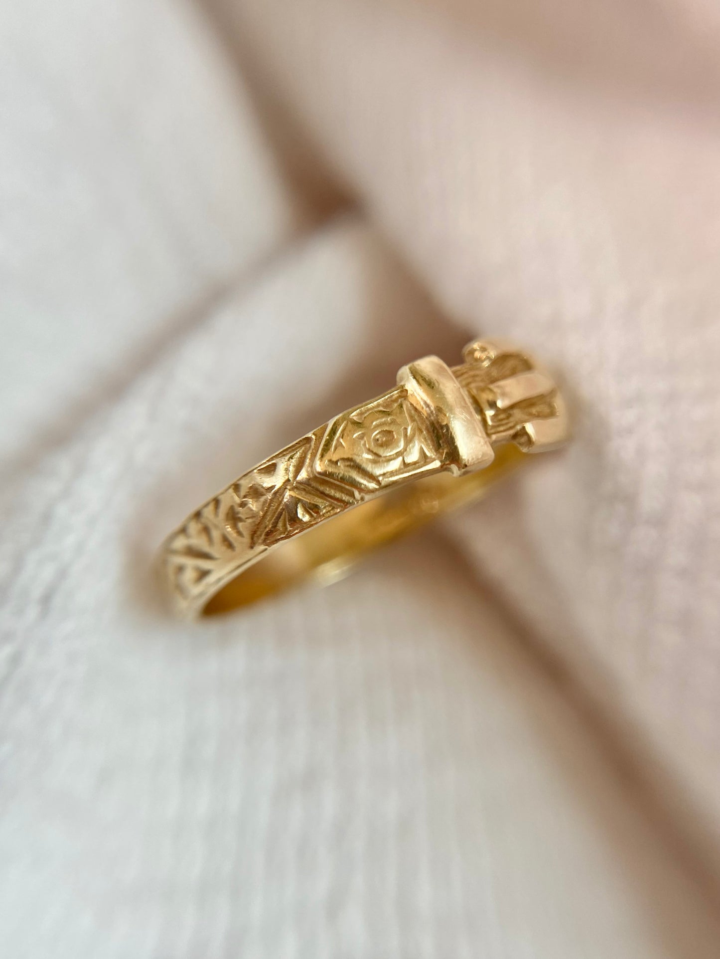 Vintage 9ct Gold Square Patterned Buckle Ring