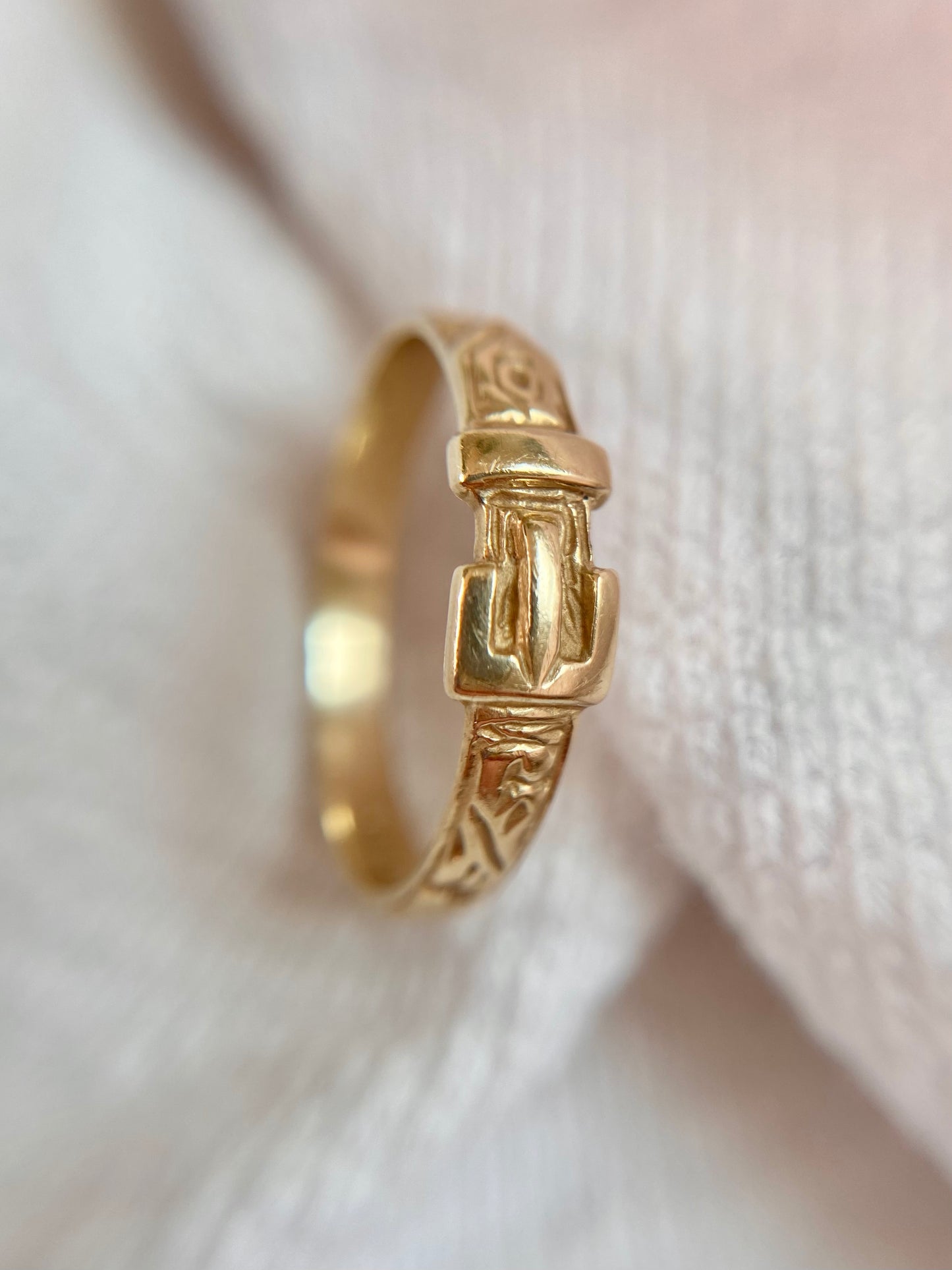 Vintage 9ct Gold Square Patterned Buckle Ring