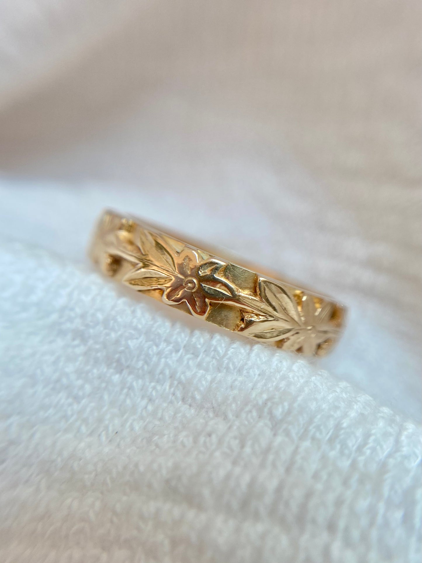 Vintage 9ct Gold 3D Floral Band Ring
