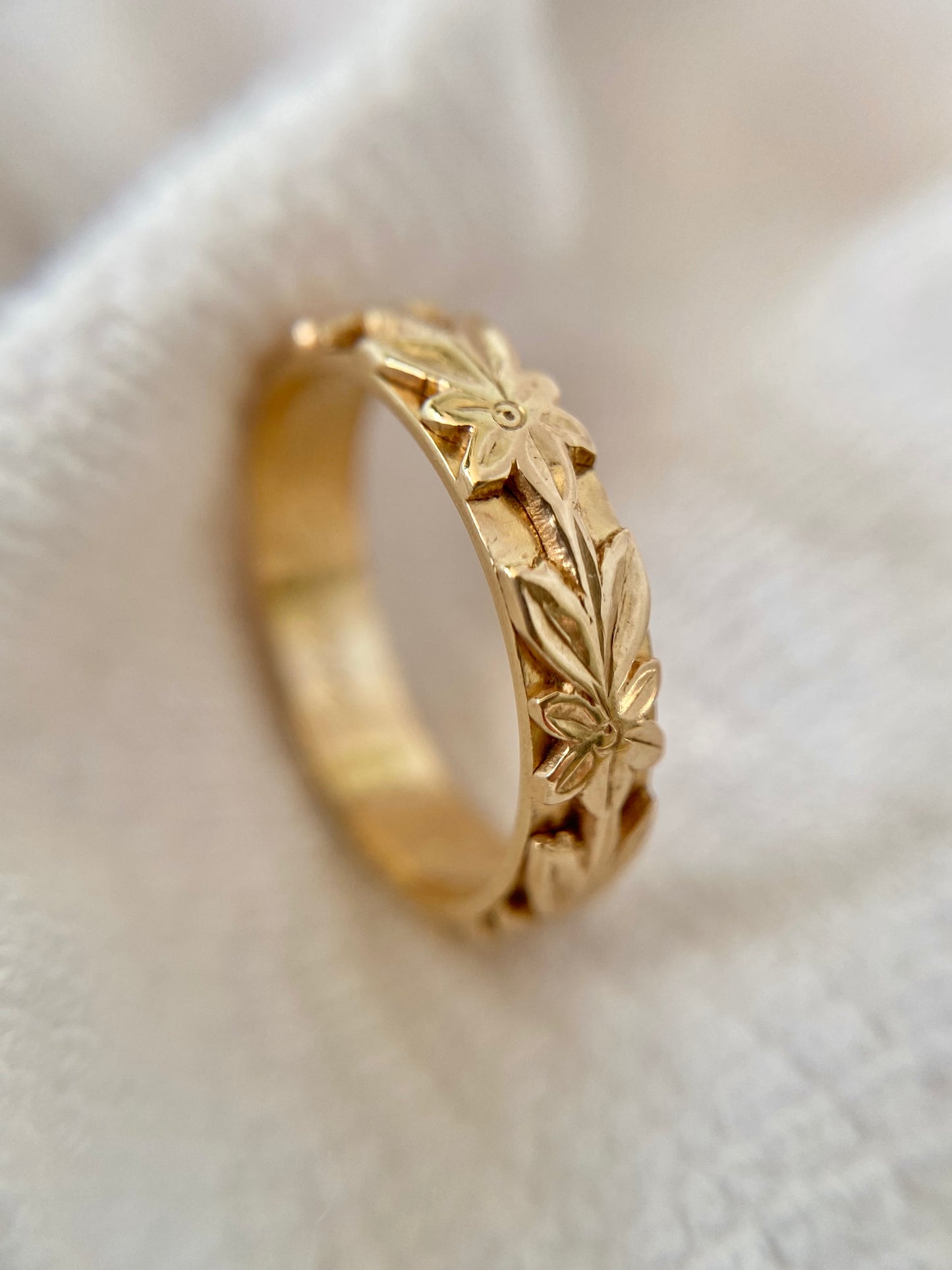 Vintage 9ct Gold 3D Floral Band Ring