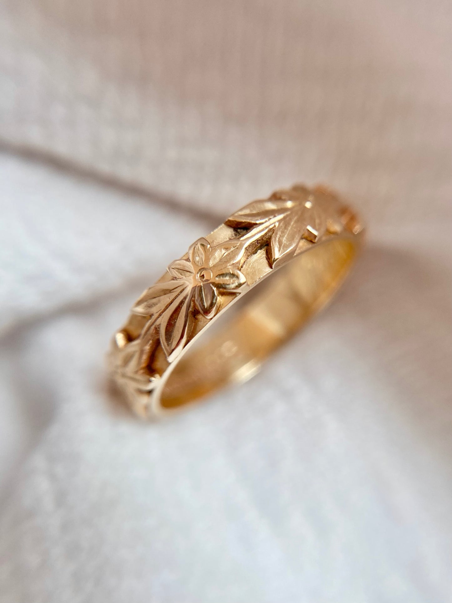 Vintage 9ct Gold 3D Floral Band Ring