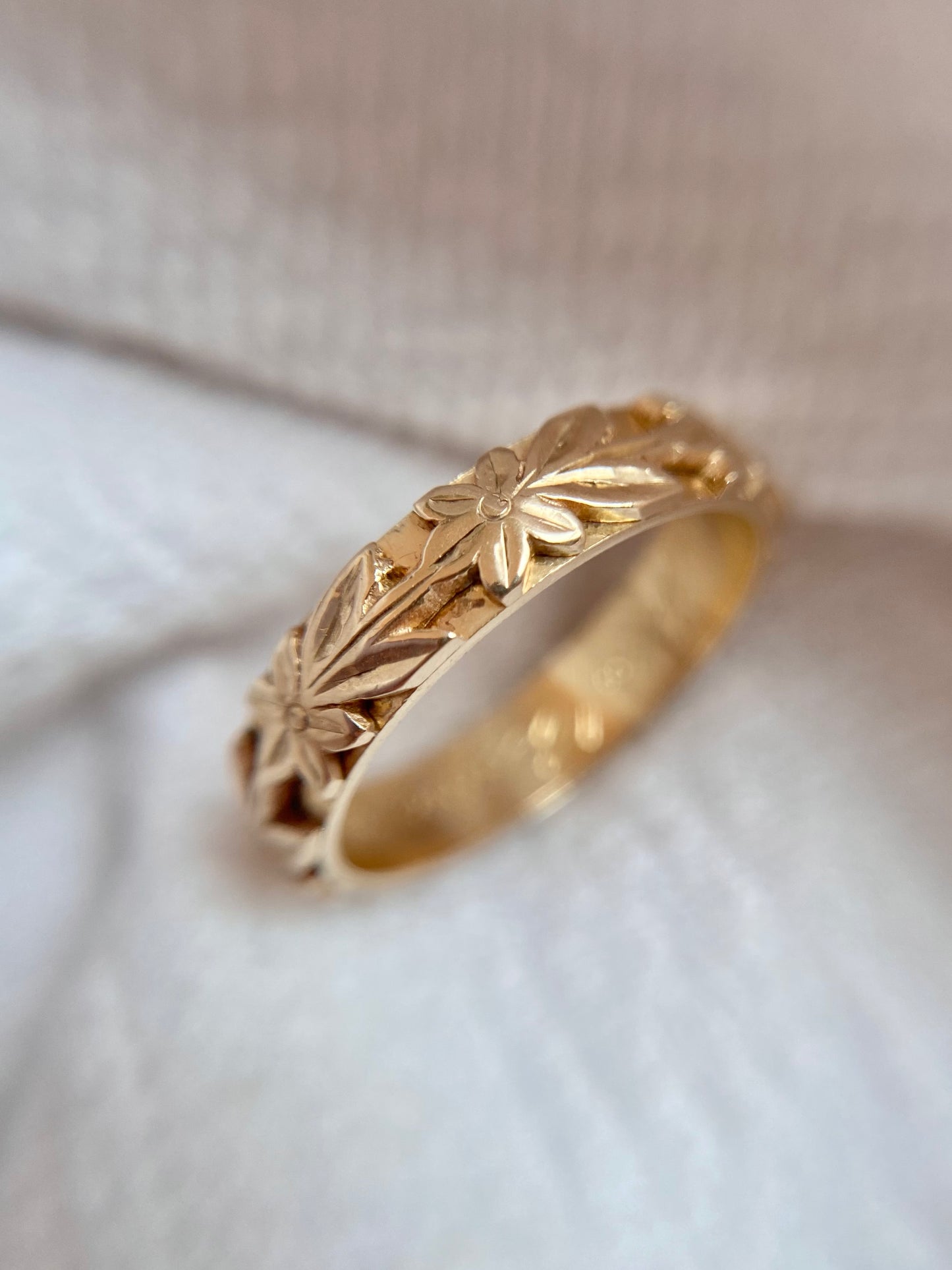Vintage 9ct Gold 3D Floral Band Ring