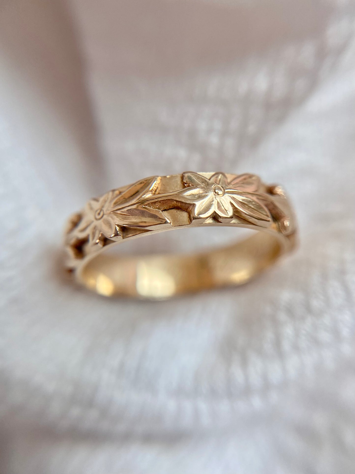 Vintage 9ct Gold 3D Floral Band Ring