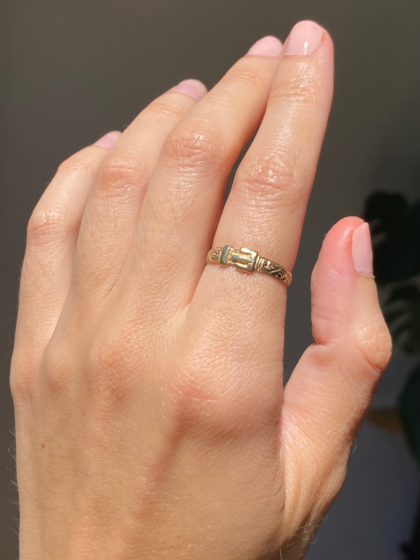 Vintage 9ct Gold Square Patterned Buckle Ring