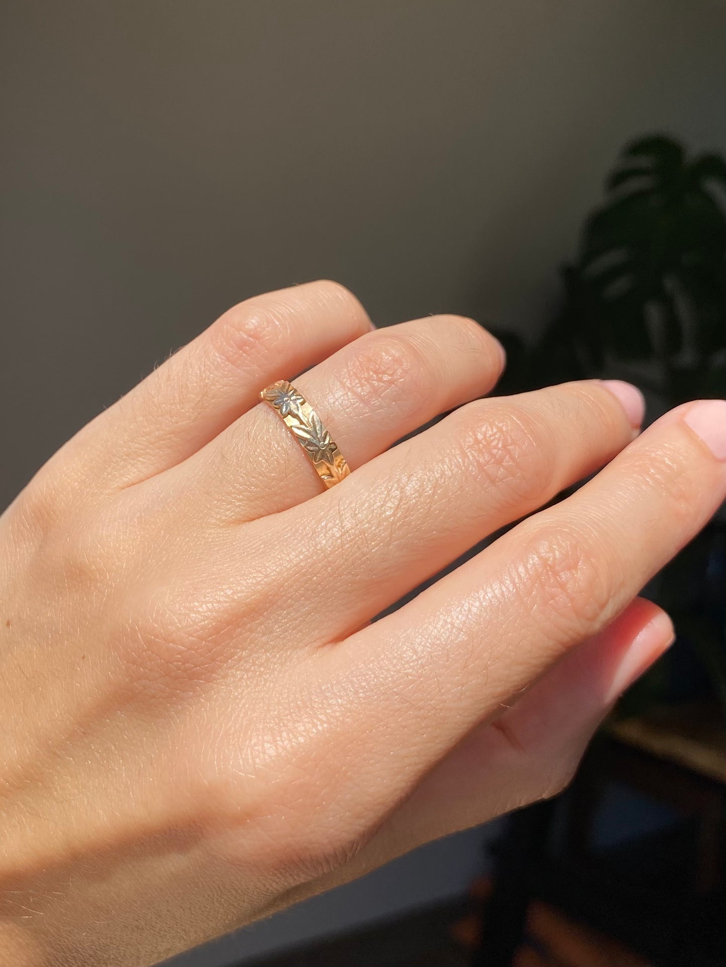 Vintage 9ct Gold 3D Floral Band Ring