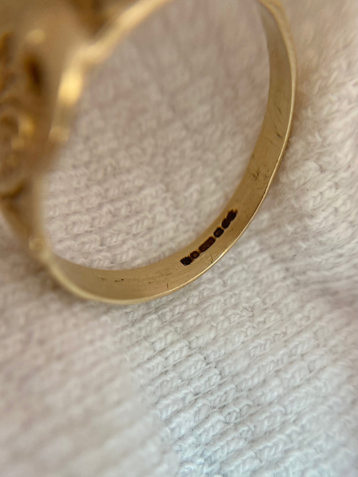 Vintage 9ct Gold Patterned Buckle Ring