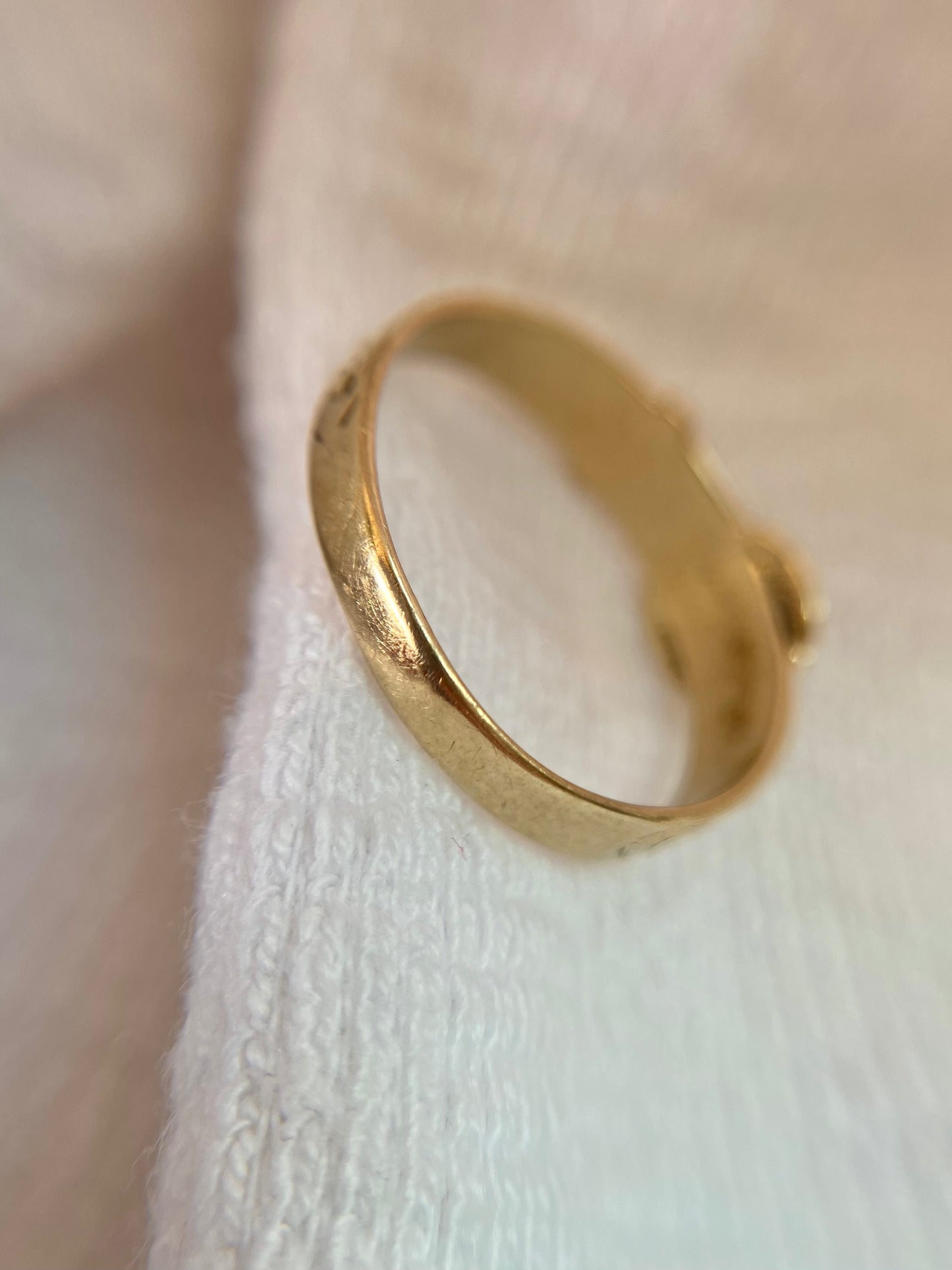 Vintage 9ct Gold Patterned Buckle Ring