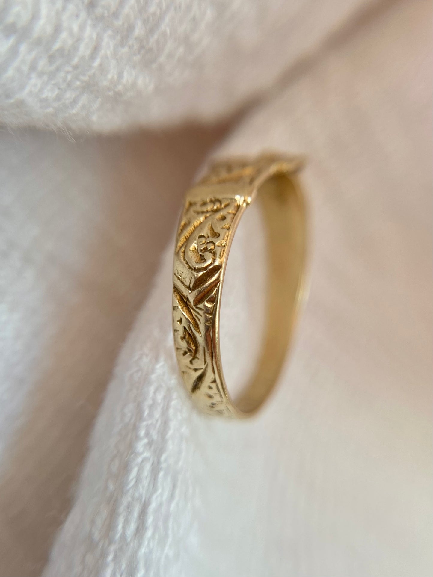 Vintage 9ct Gold Patterned Buckle Ring