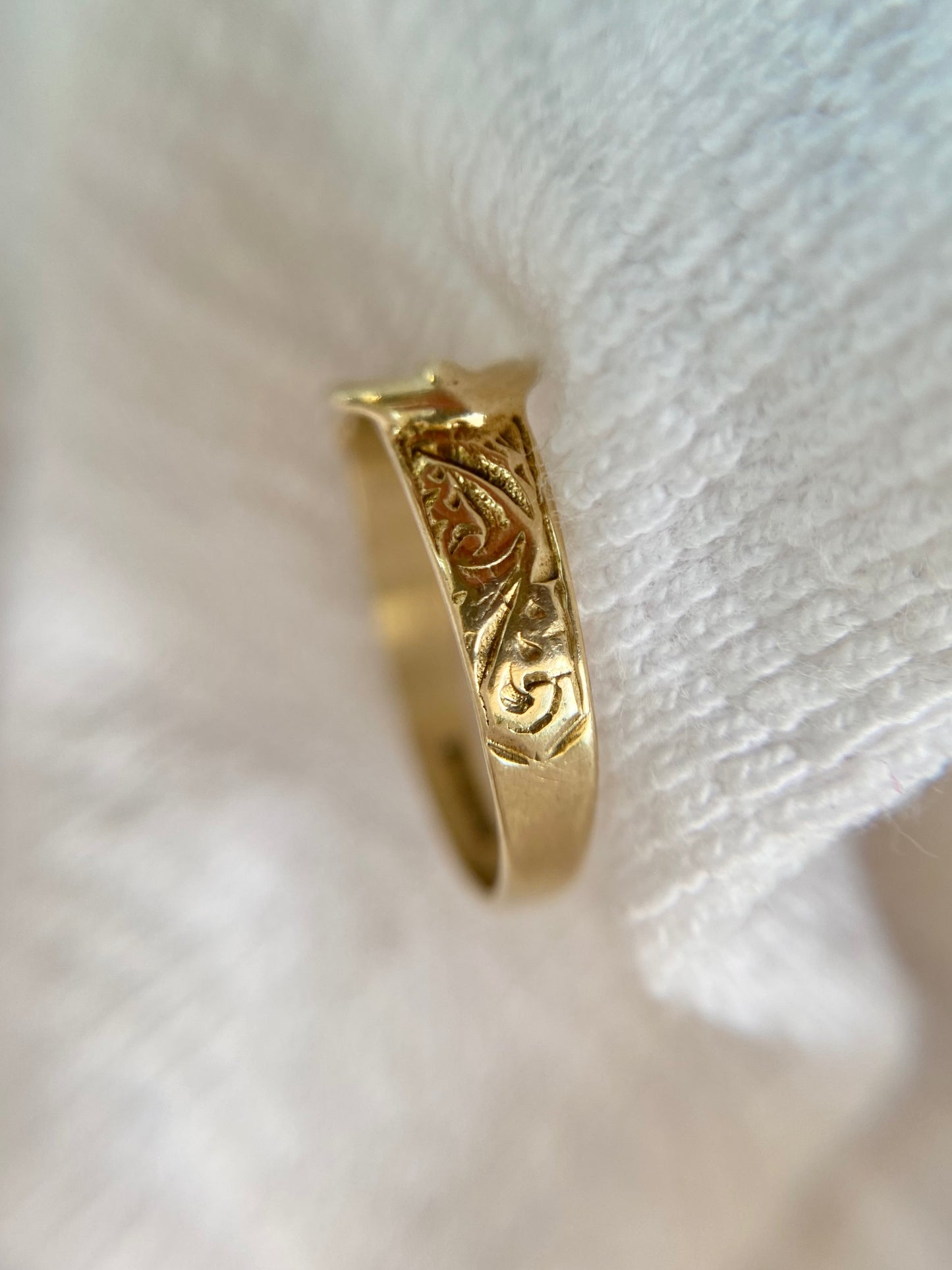 Vintage 9ct Gold Patterned Buckle Ring