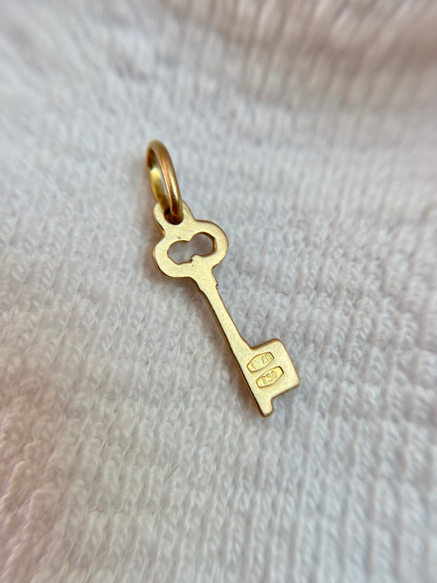 Preloved 18ct Gold Small Key Pendant