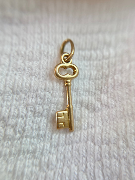 Preloved 18ct Gold Small Key Pendant