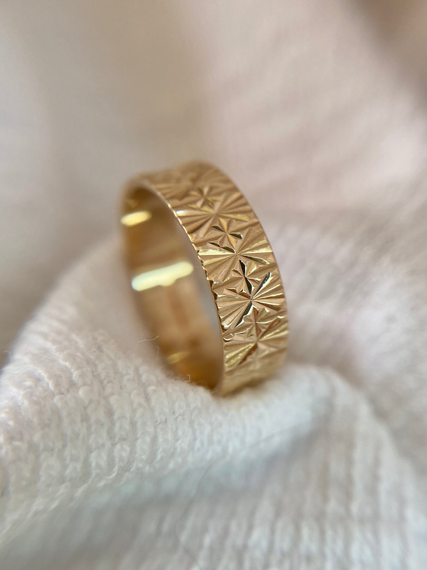 Vintage 9ct Gold Starry Pinky Band