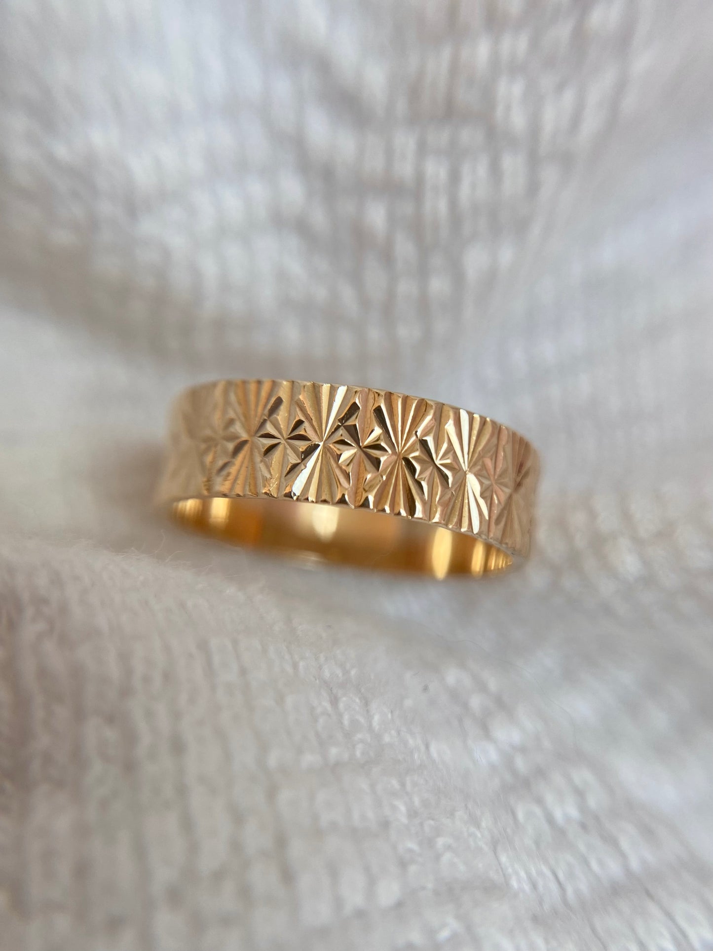 Vintage 9ct Gold Starry Pinky Band