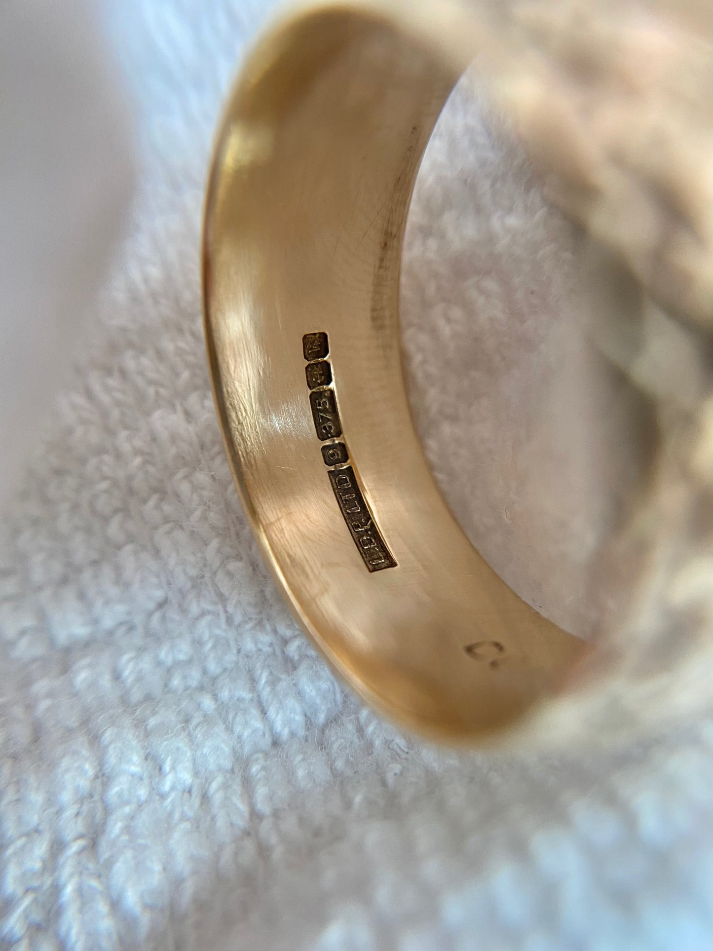 Vintage 9ct Gold Starry Band