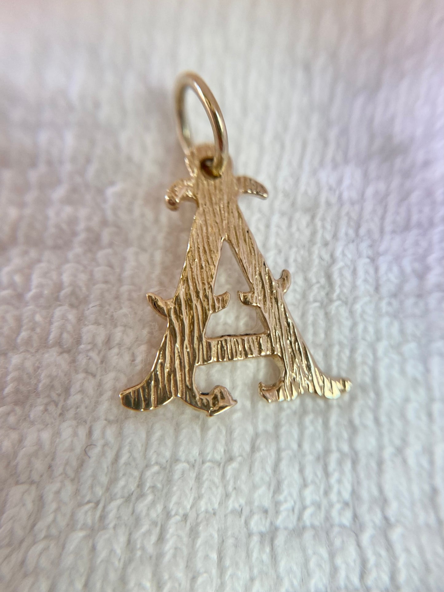 Preloved 9ct Gold Fancy Letter A Pendant
