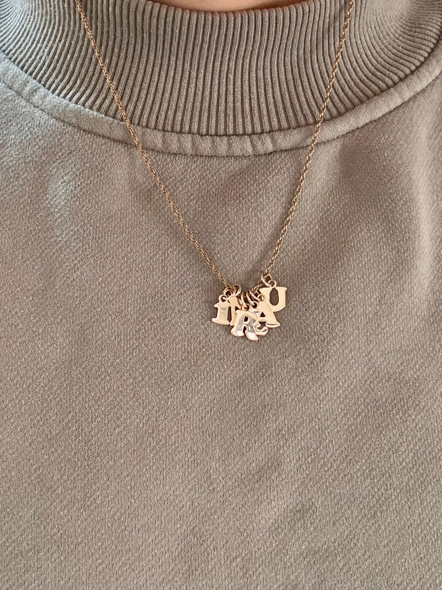 Preloved 9ct Gold Letter R Pendant