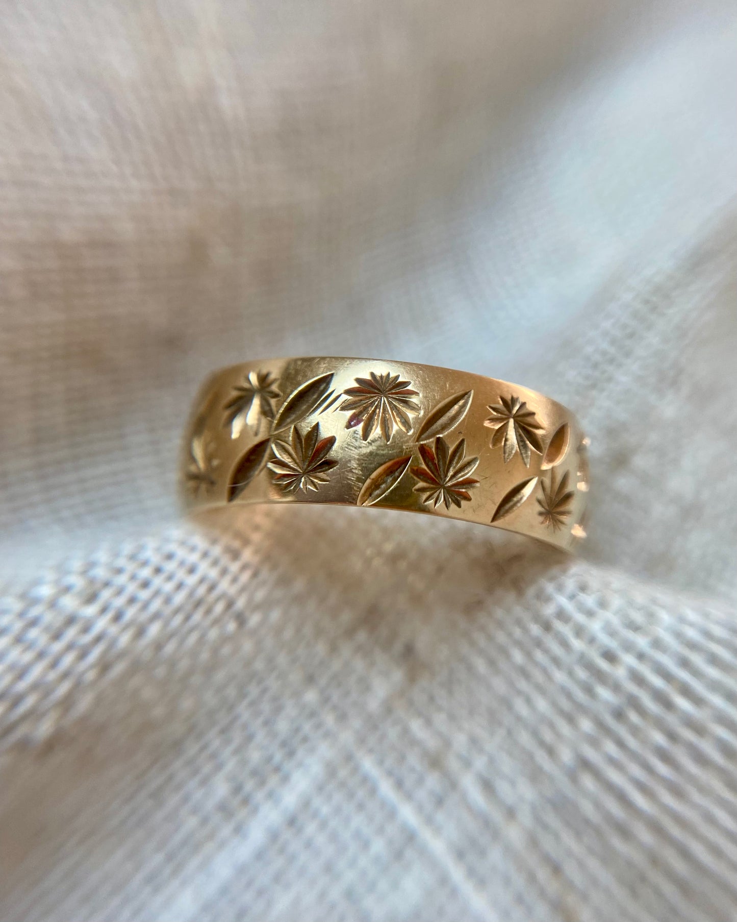 Vintage 9ct Gold Starry Leaf Band Ring