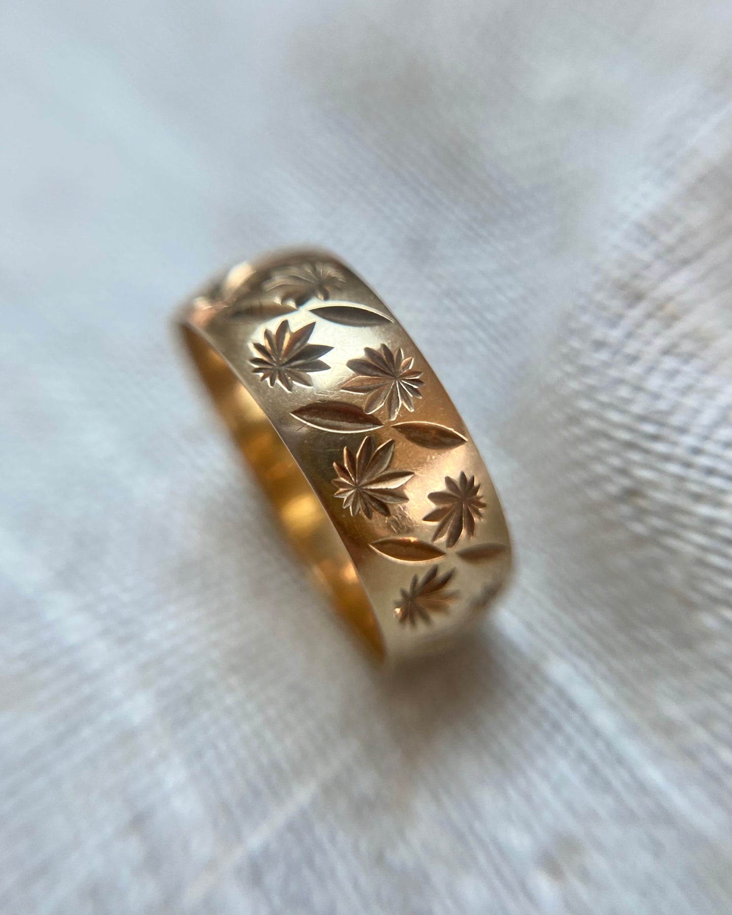 Vintage 9ct Gold Starry Leaf Band Ring