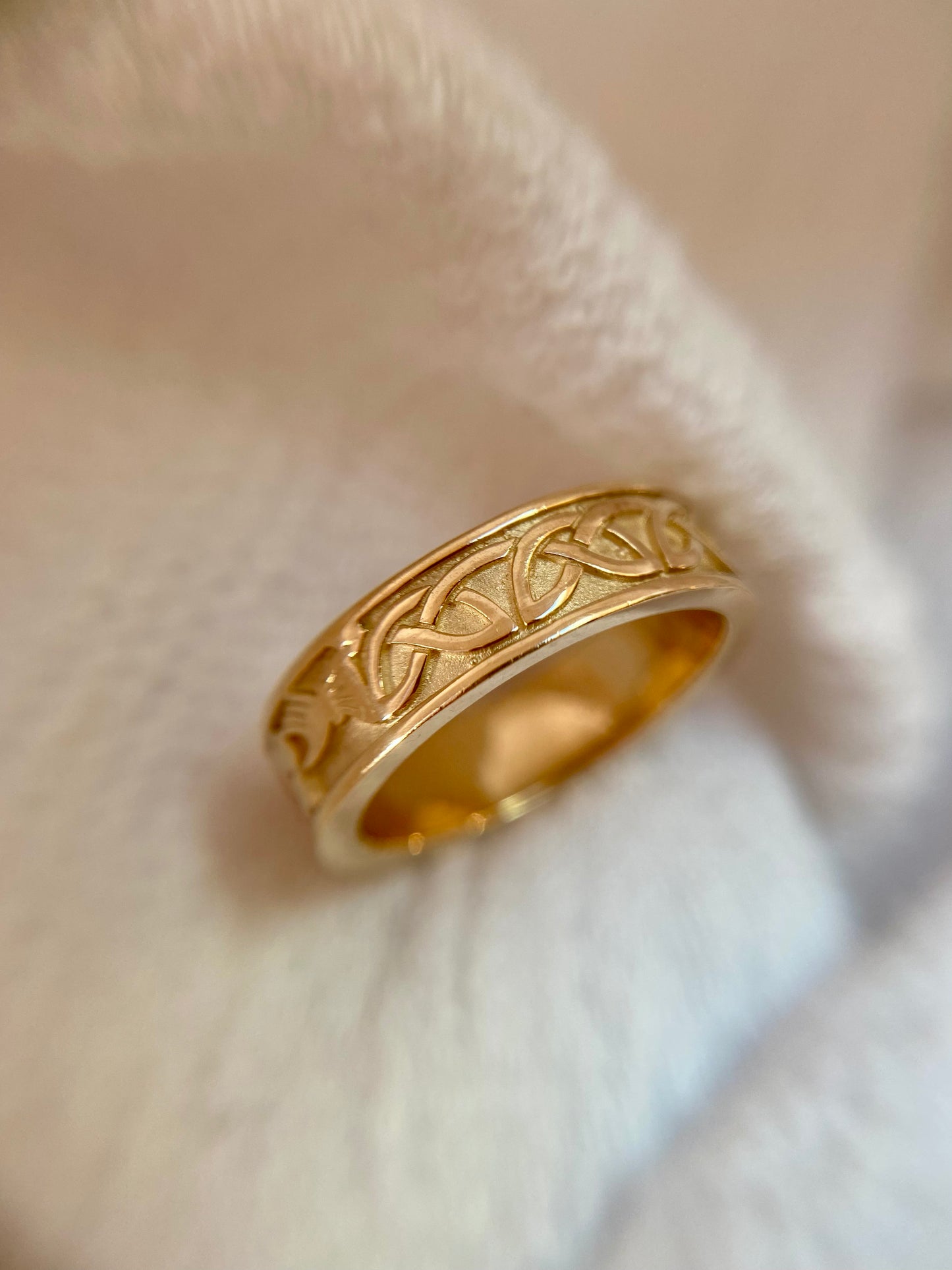 Vintage 9ct Gold Claddagh Band