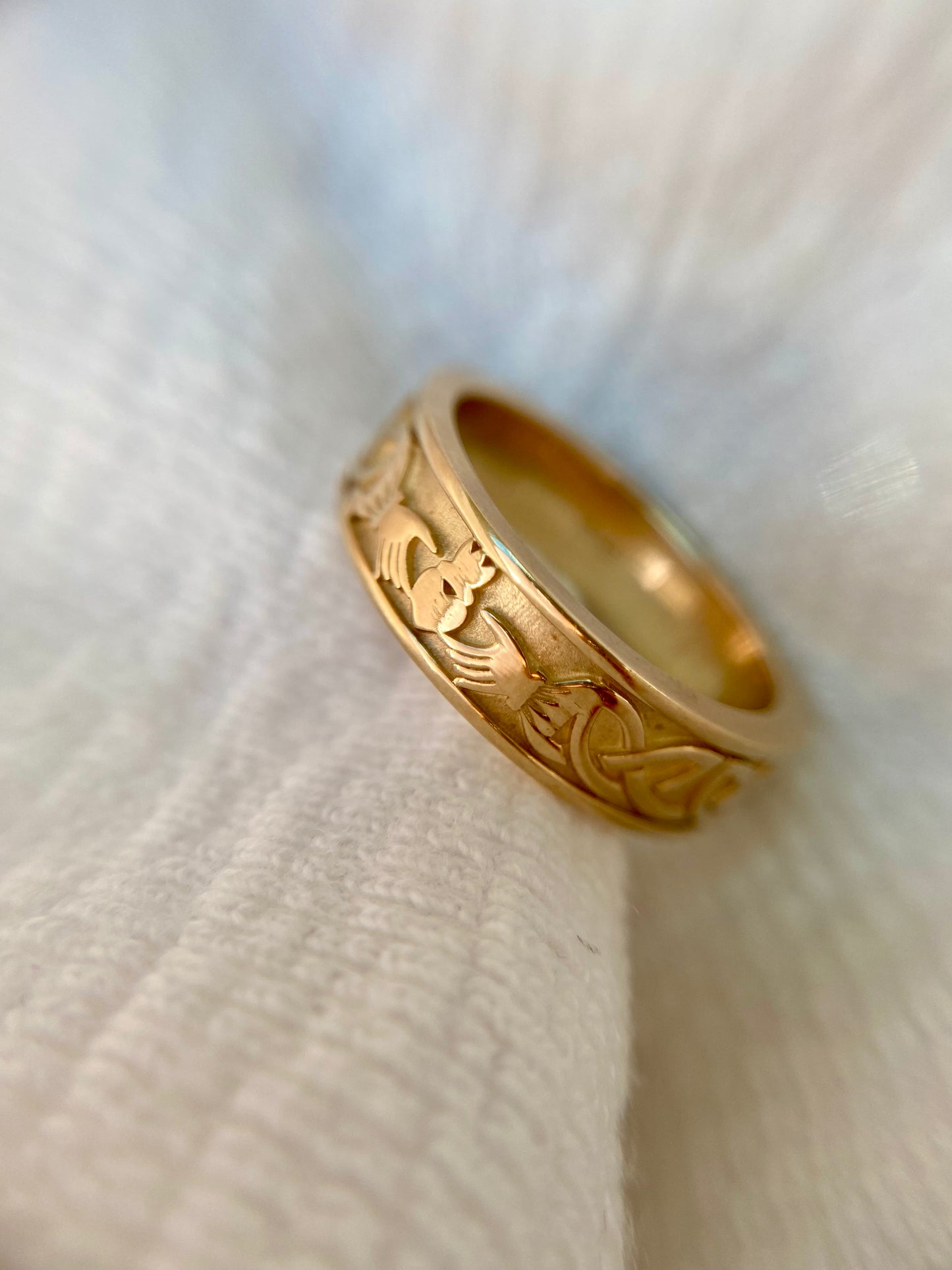 Vintage 9ct Gold Claddagh Band