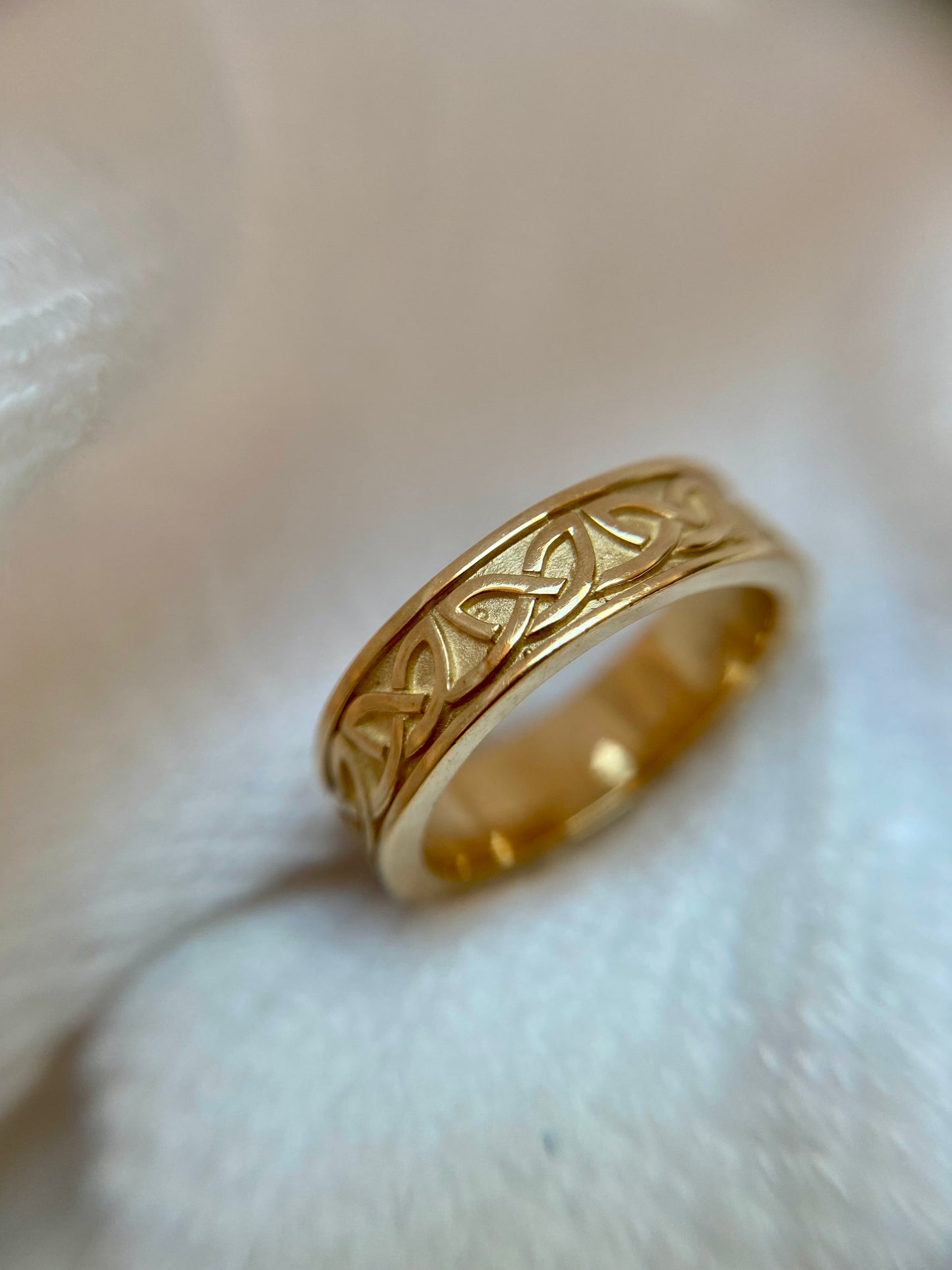 Vintage 9ct Gold Claddagh Band