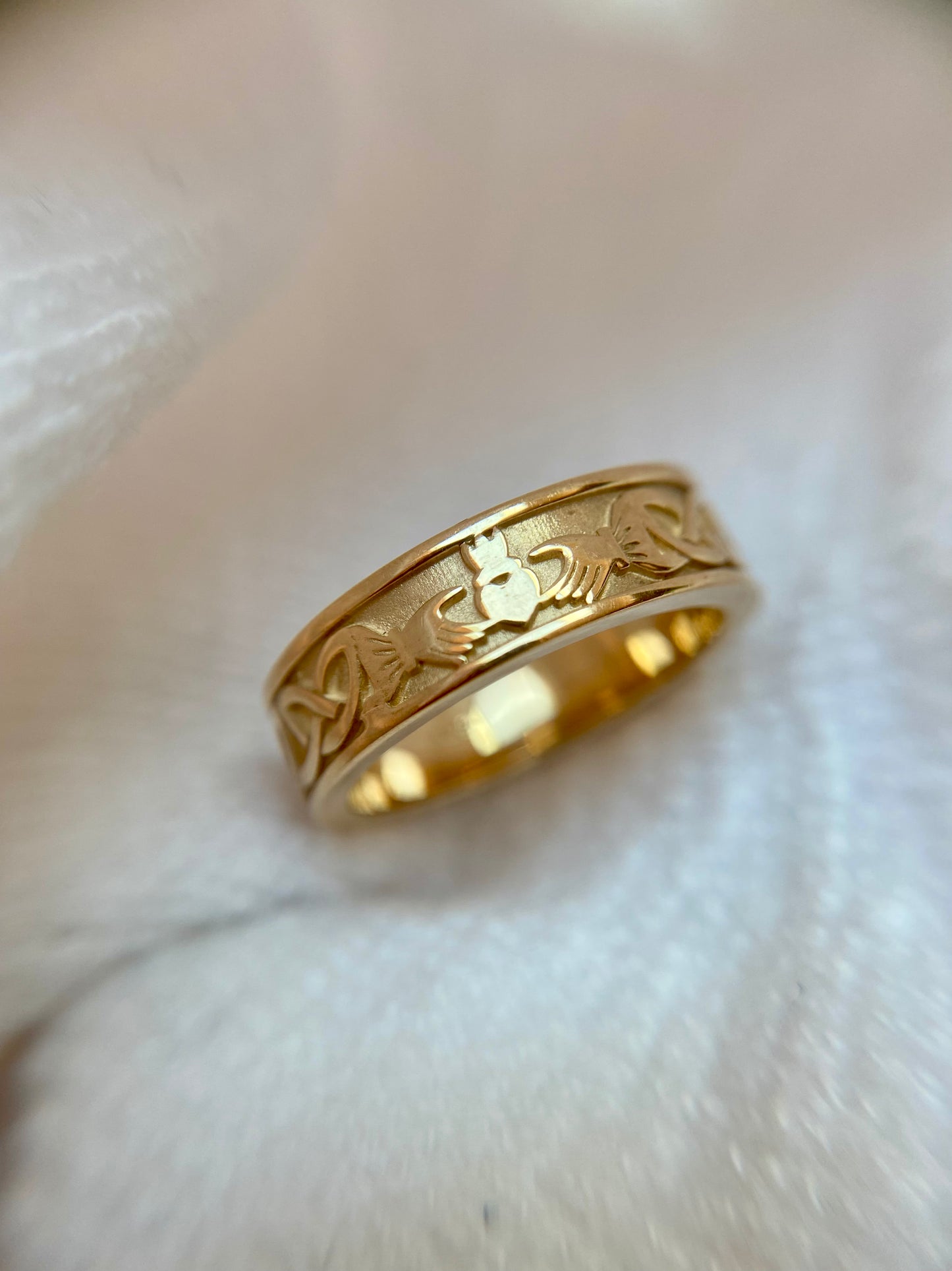 Vintage 9ct Gold Claddagh Band