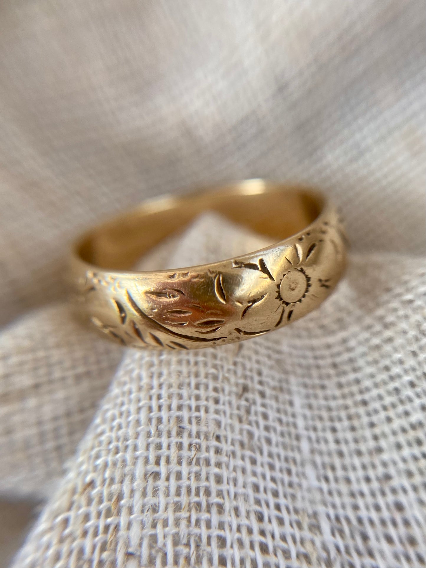 Vintage 9ct Gold Floral Band